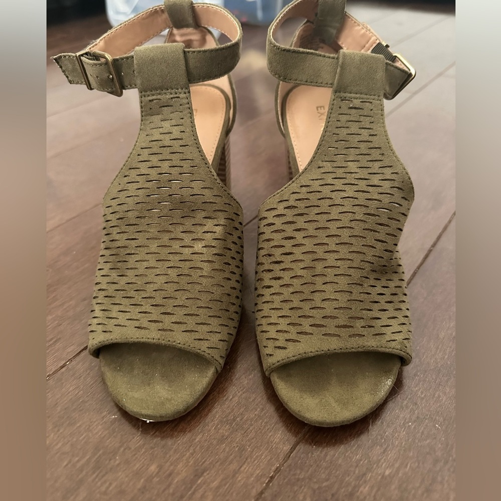 Express Booties Size 7 Green Faux Suede Chunk Heel Open Toe Pump Ankle Strap